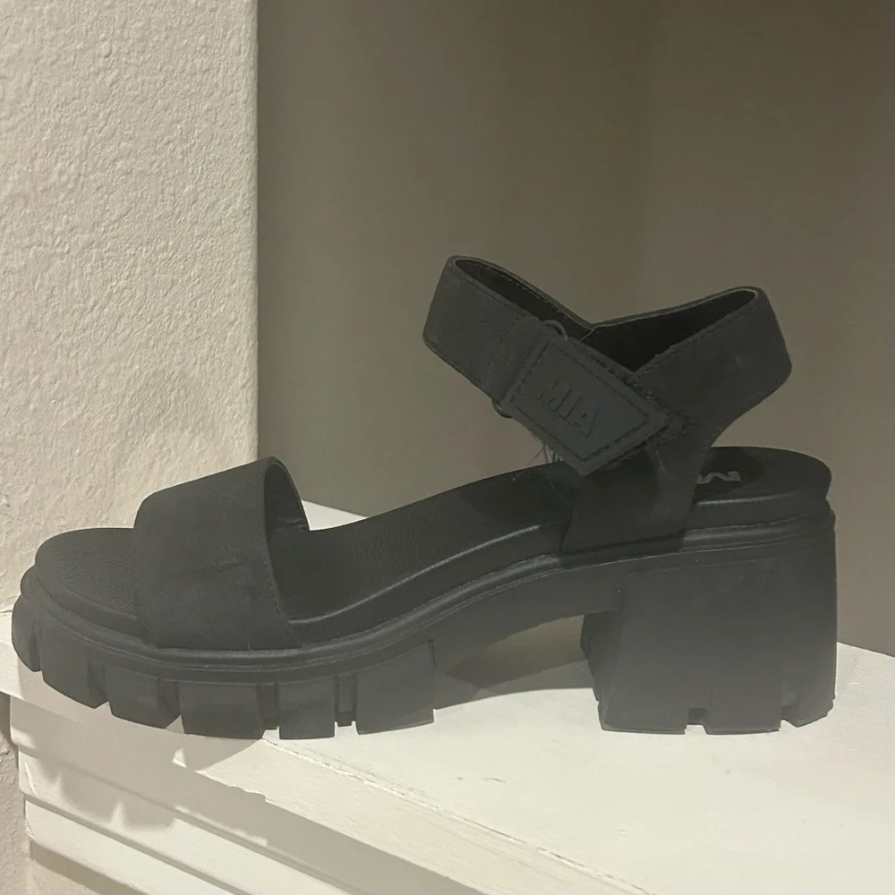 MIA Skyler Heeled Lug Sole Faux Leather Straps Sandals Women Sz 7M_4